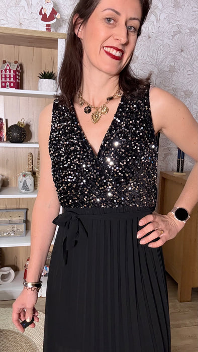 Robe longue noire plissée