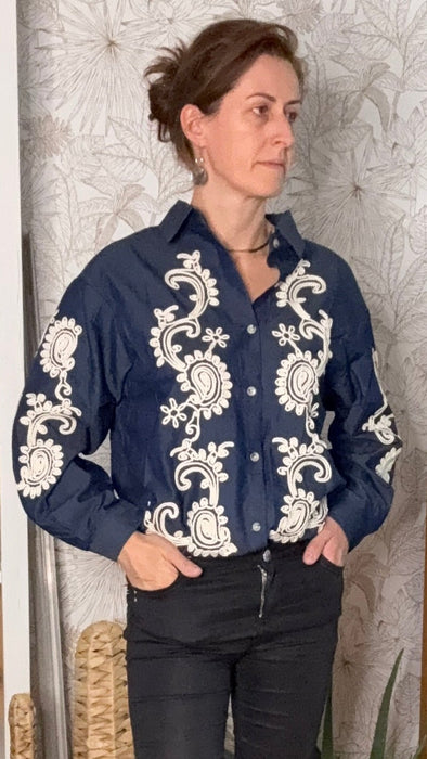 Chemise bleue brodée